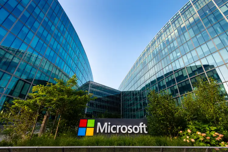 Microsoft widens gains for seventh straight session, market cap reaches $3.5T