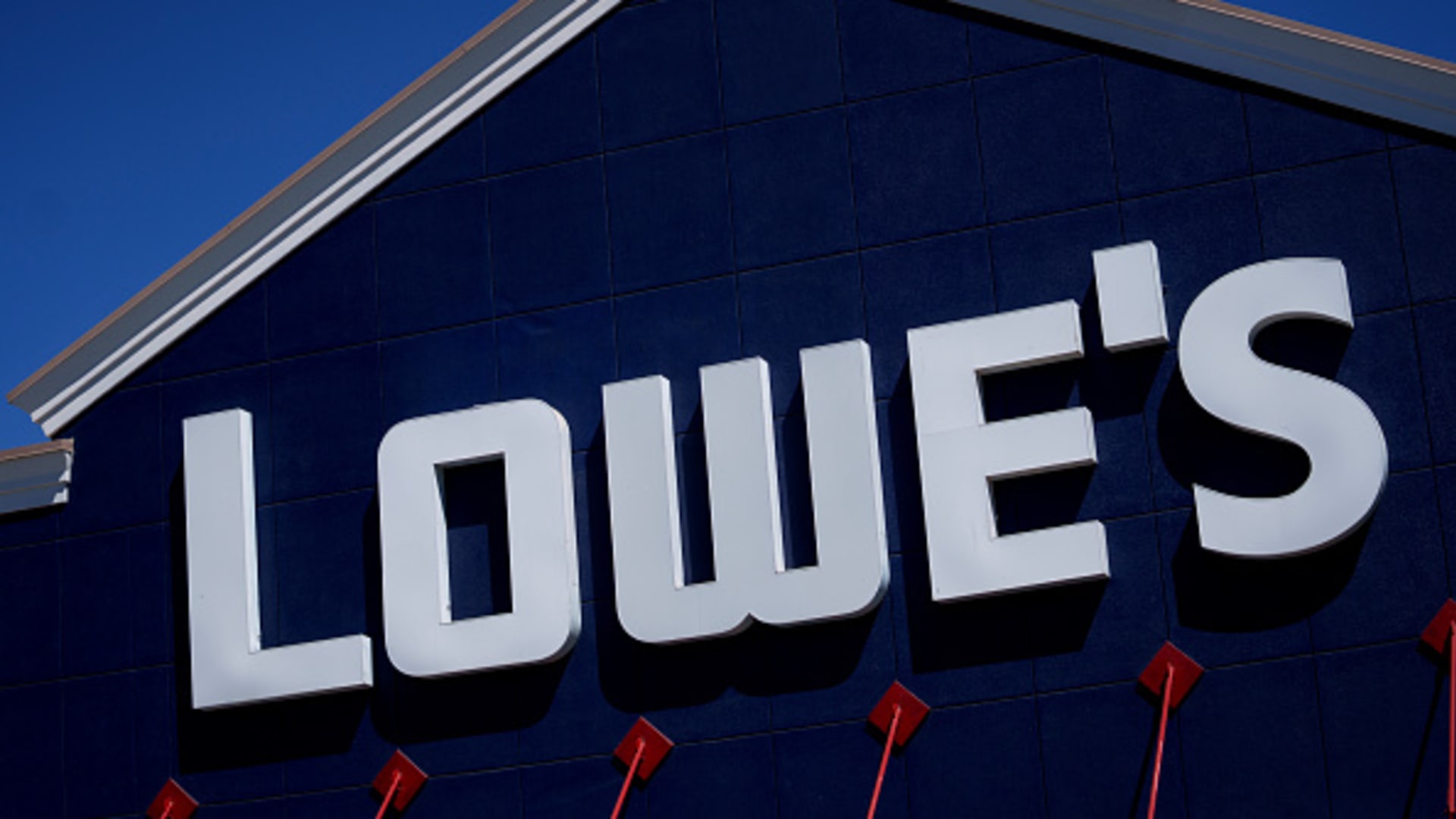 Lowe's beats on earnings and hikes guidance, but still expects sales to fall this year