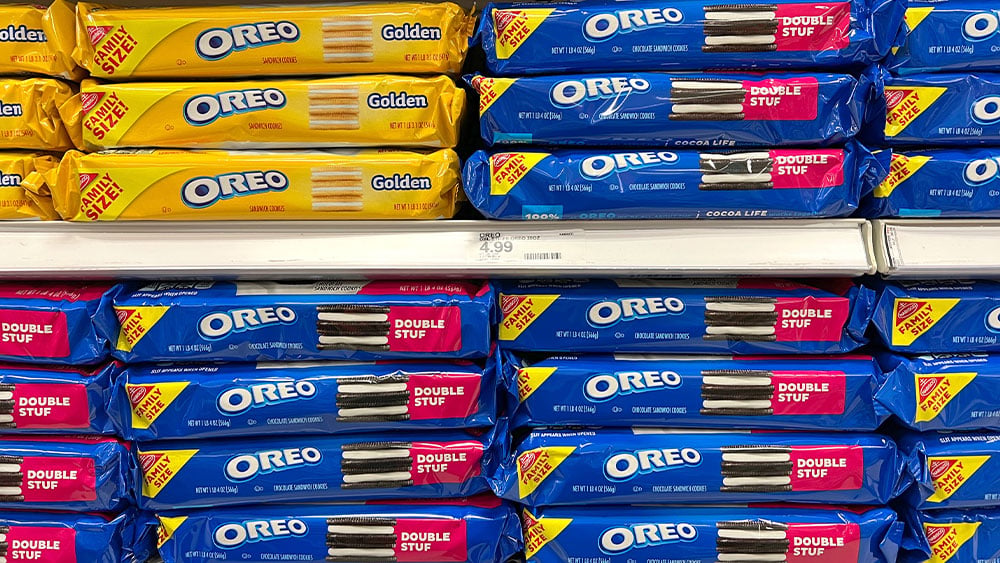 S&P 500 Plays Defense; Investors Snack On Walmart, Mondelez As Amazon Slams Techs