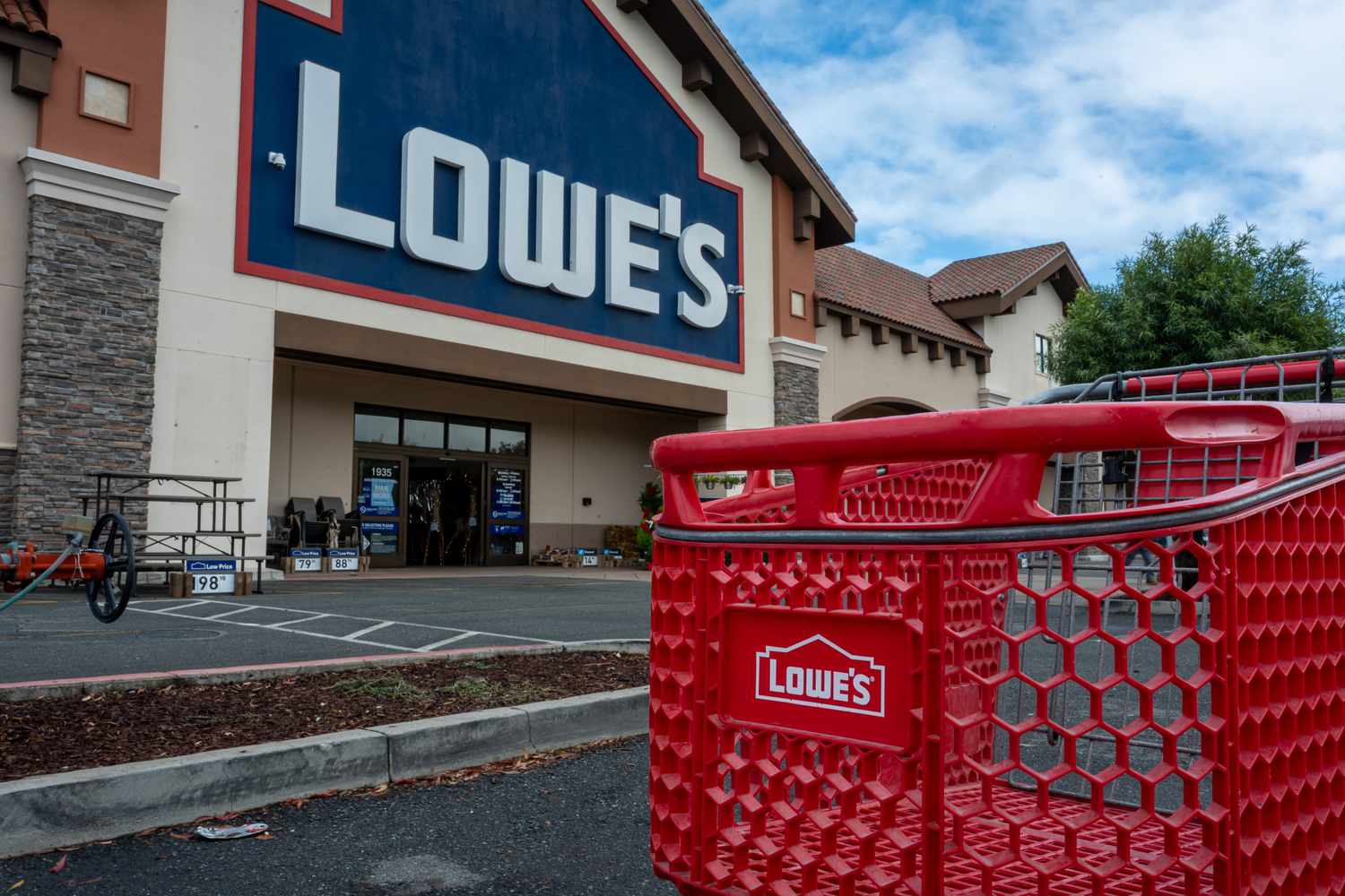 Lowe's Stock Is Jumping After Earnings. Here's Why Its Results Were Different Than Home Depot's.