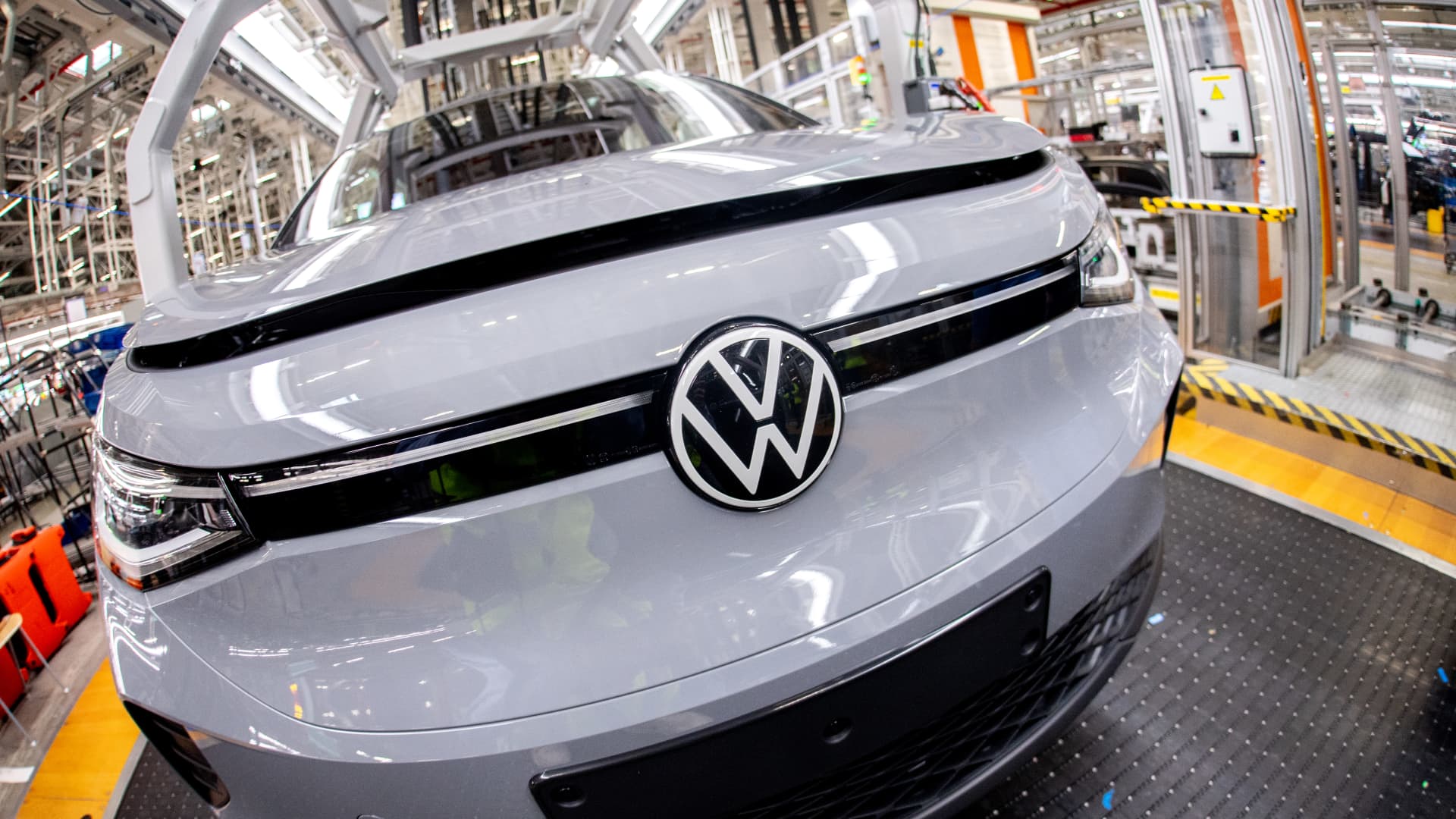 Auto giant Volkswagen posts 14% drop in first-quarter profit, missing analyst expectations