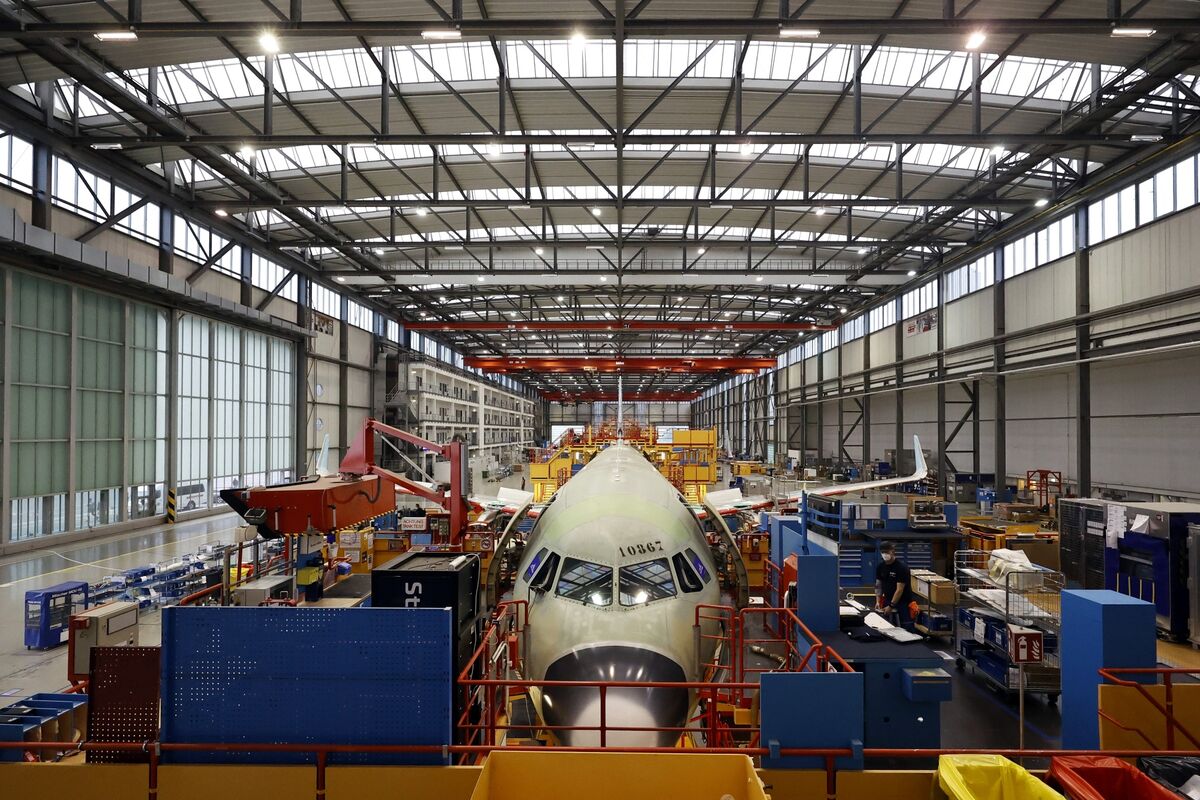 Airbus Needs to Deliver 300 More Aircraft to Hit Annual Goal
