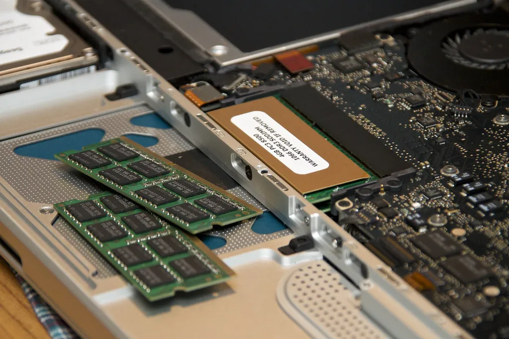Western Digital Sinks 16%, SanDisk Falls 11%, Micron Drops 6% as Memory Selloff Hits Storage Stocks