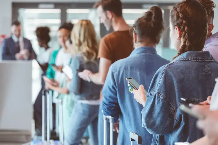 American Airlines rolls out software to call out gate lice ahead of holiday rush