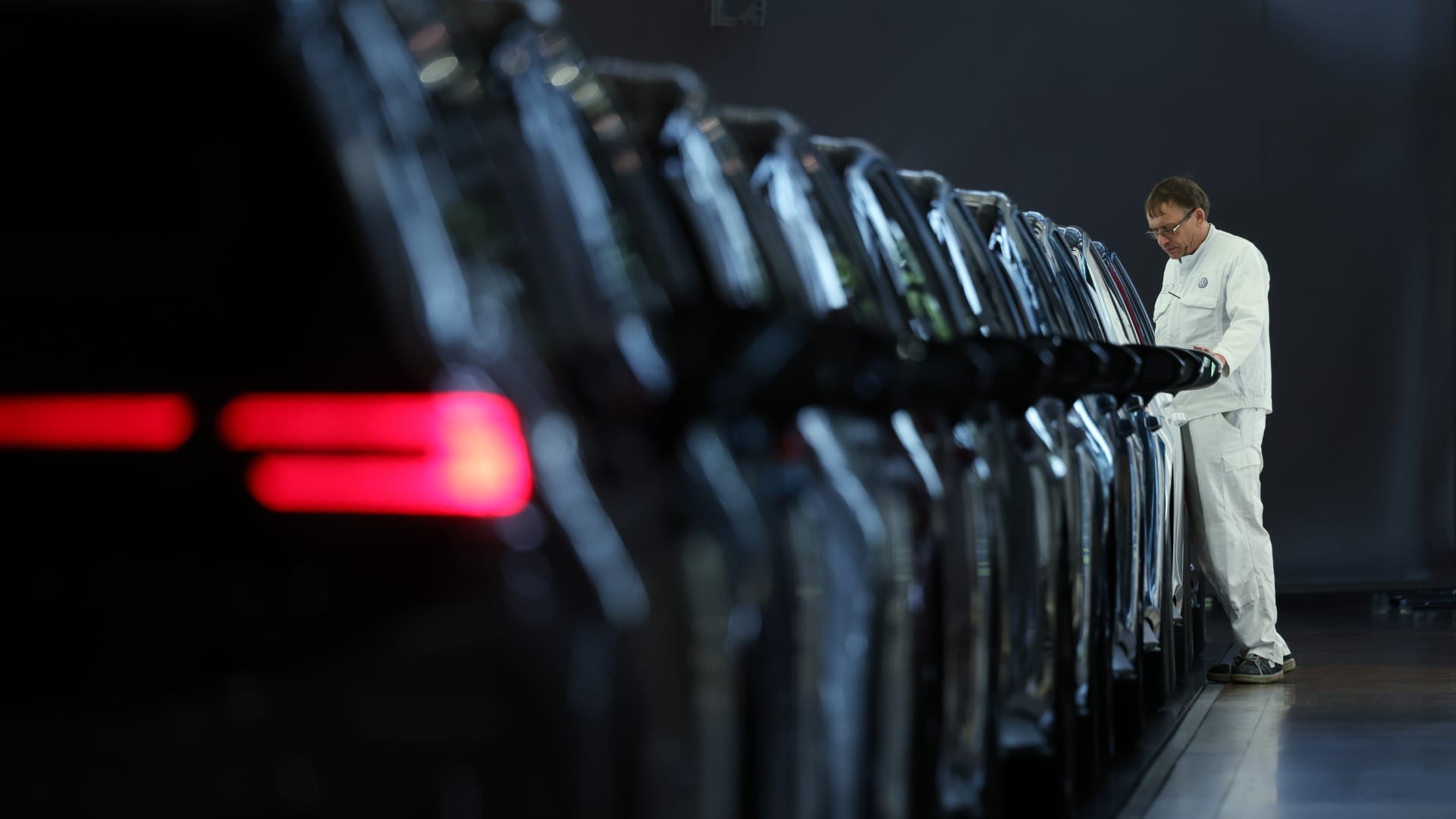Volkswagen expects full-year revenue squeeze after quarterly profit slump