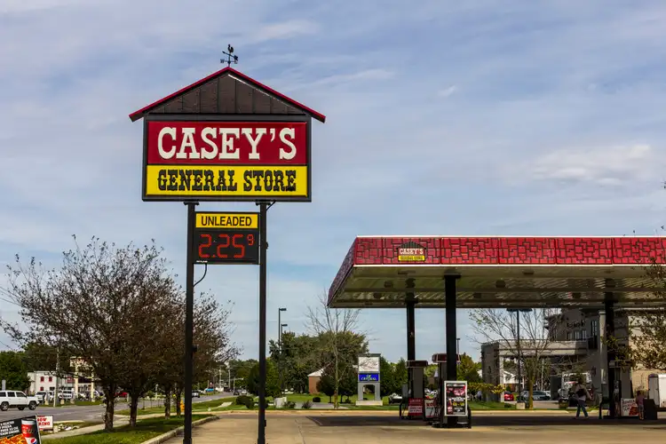 Casey's General Stores beats FQ4 expectations, raises dividend
