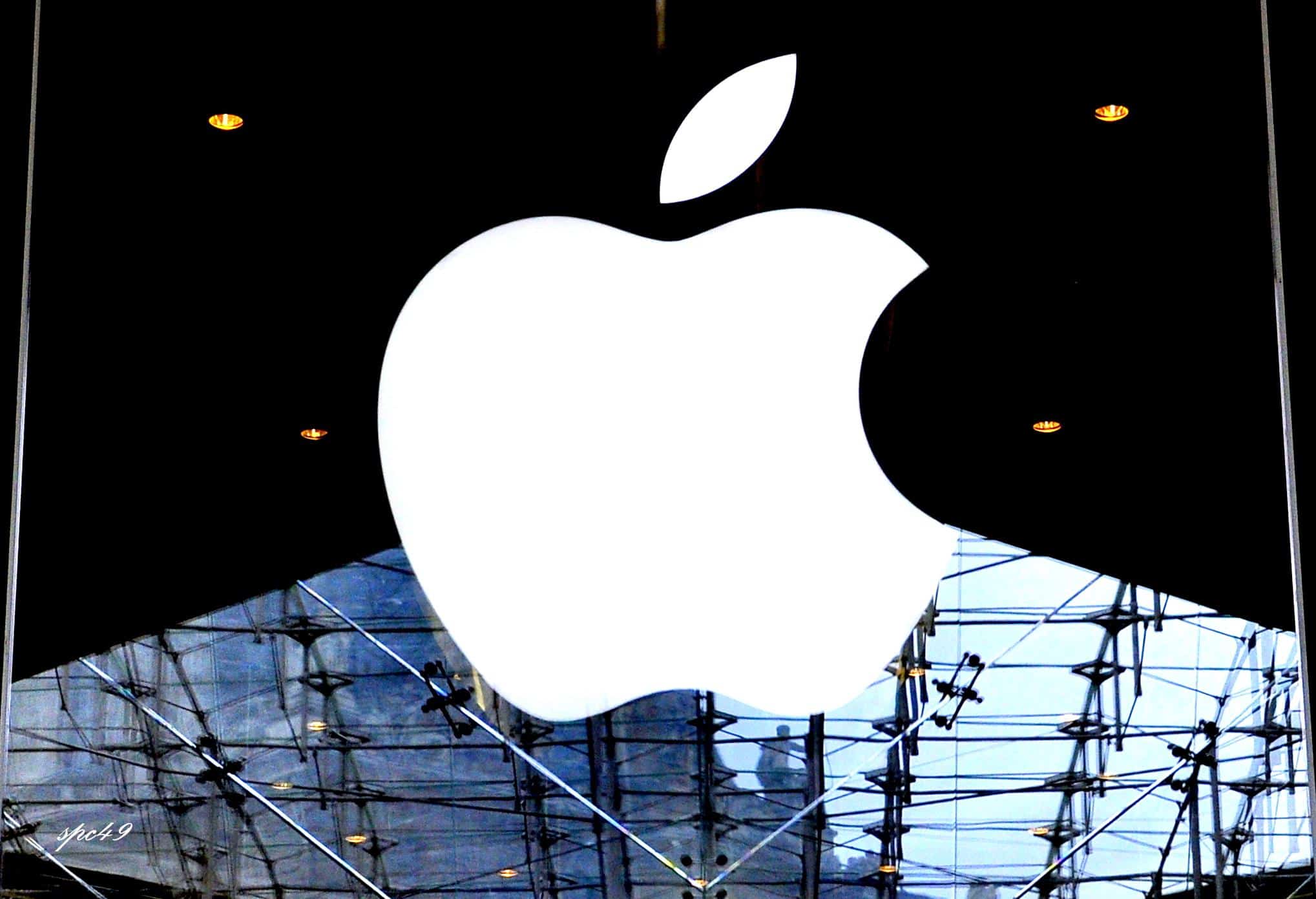Apple Holds Steady: UBS Keeps Neutral Rating as App Store Growth Slows to 7% in March Quarter