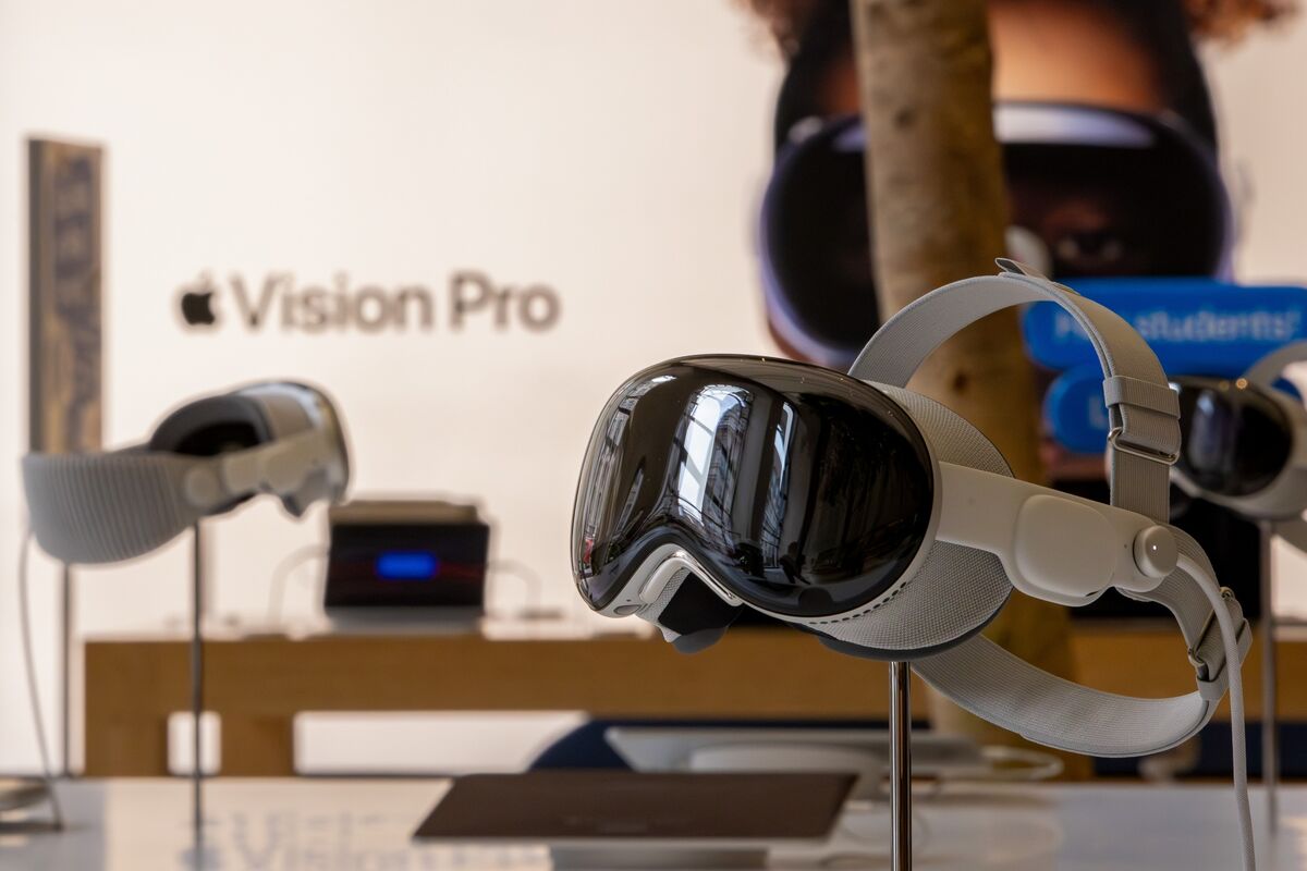 Apple’s Vision Pro and Smart Glasses Chief Is Leaving for OpenAI