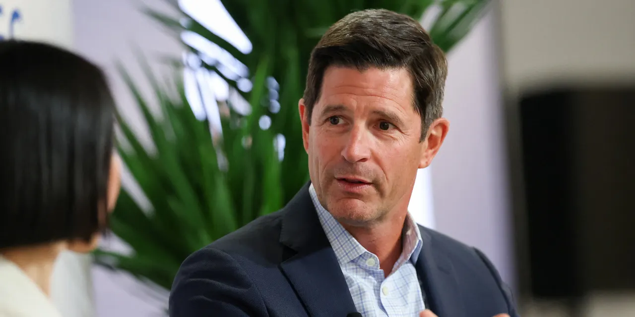 Charles Schwab Is Back on Offense. Its Stock Is a Buy.