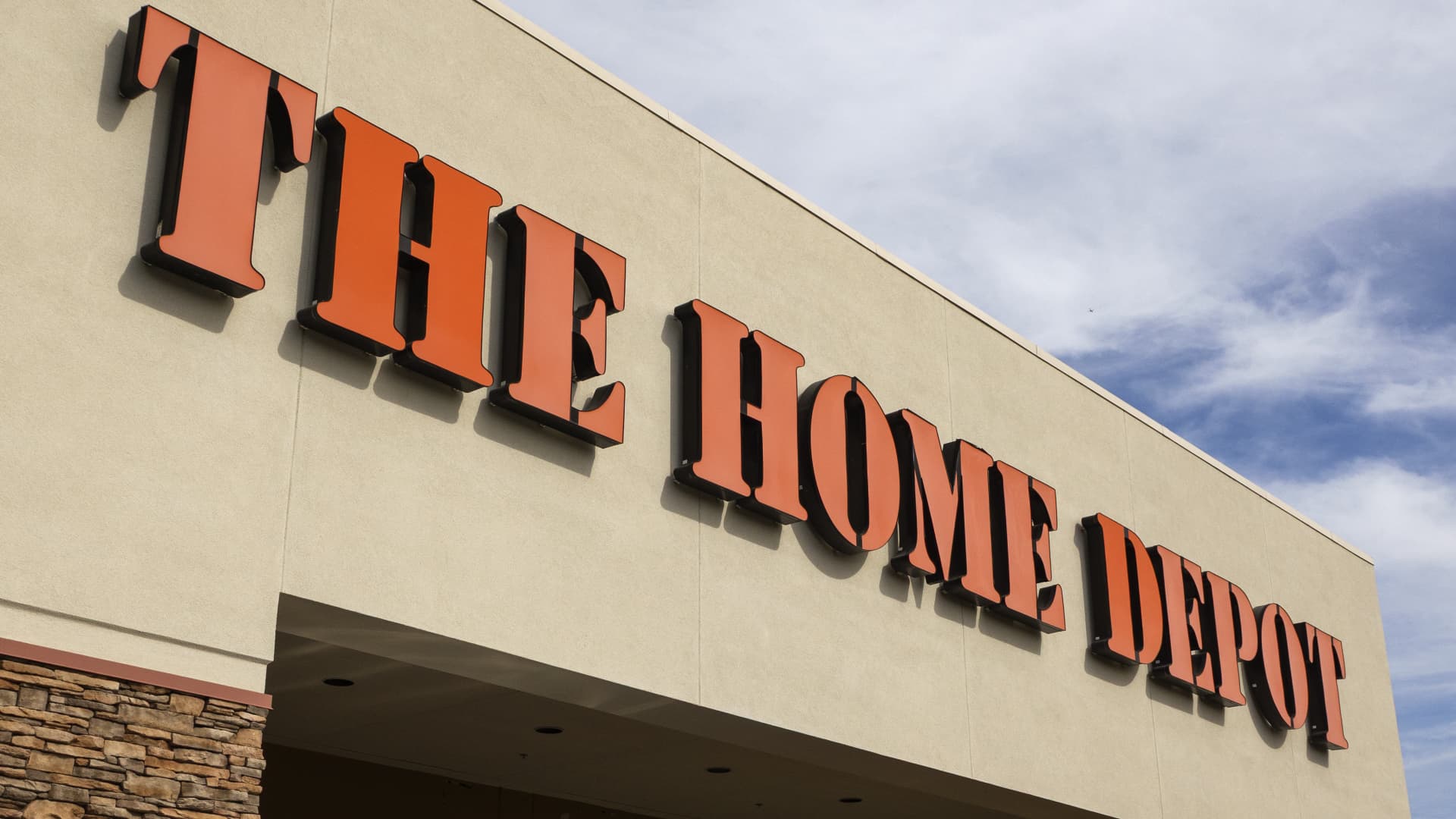 Home Depot lays off 800 workers, says corporate employees will return to office 5 days a week