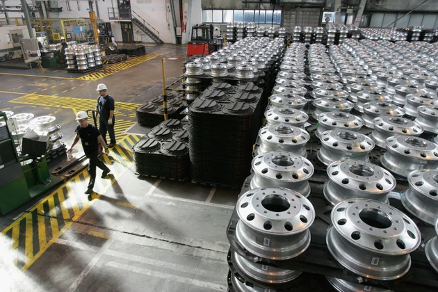 Alcoa plunges as LME aluminum futures post biggest drop since 2018