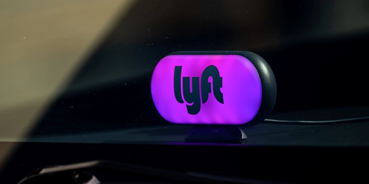 Lyft’s Bookings Climb, But Expects Growth to Moderate