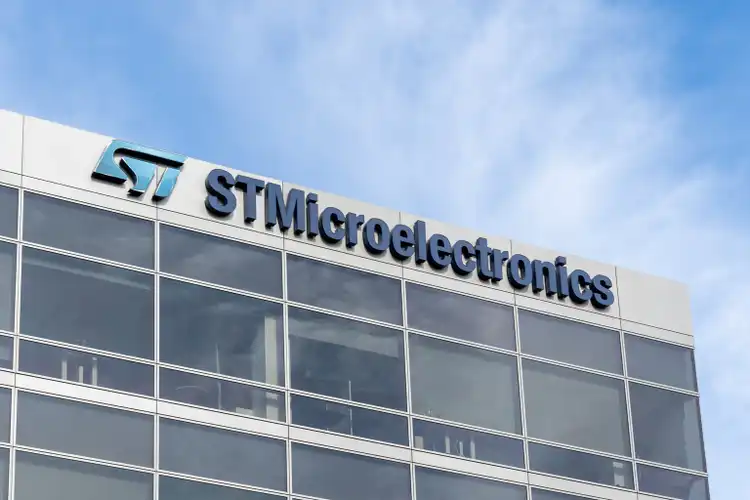 STMicroelectronics set to unveil new data center photonics chip in Amazon partnership