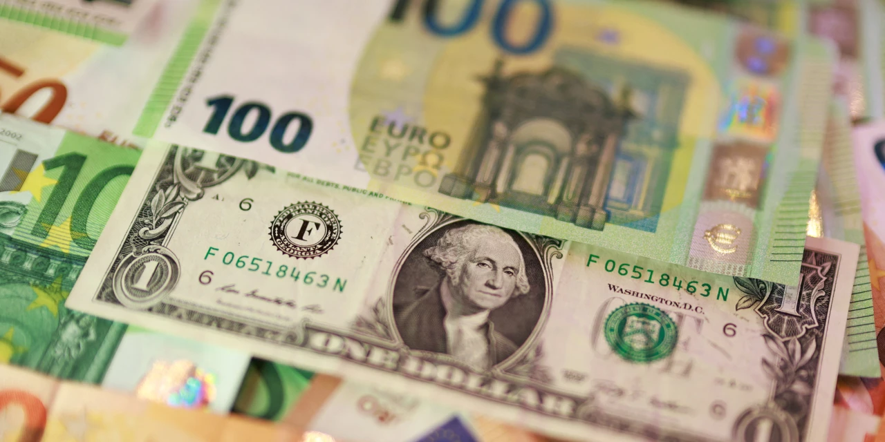Euro Falls to 16-Month Low Vs. Dollar, Weighed by French Concerns