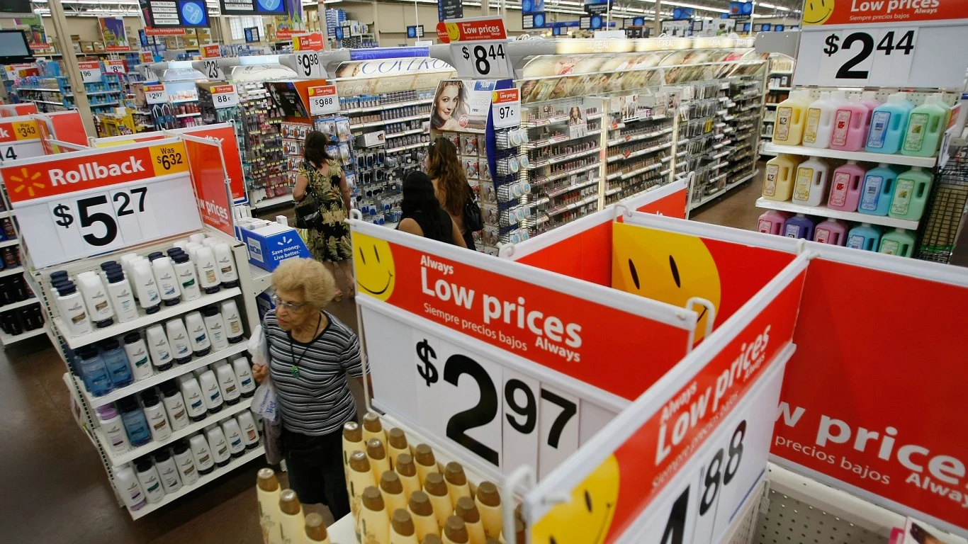 Walmart Just Posted Its Weakest US Sales Growth in Six Years: 2 Dividend Kings Built for a Squeezed Consumer
