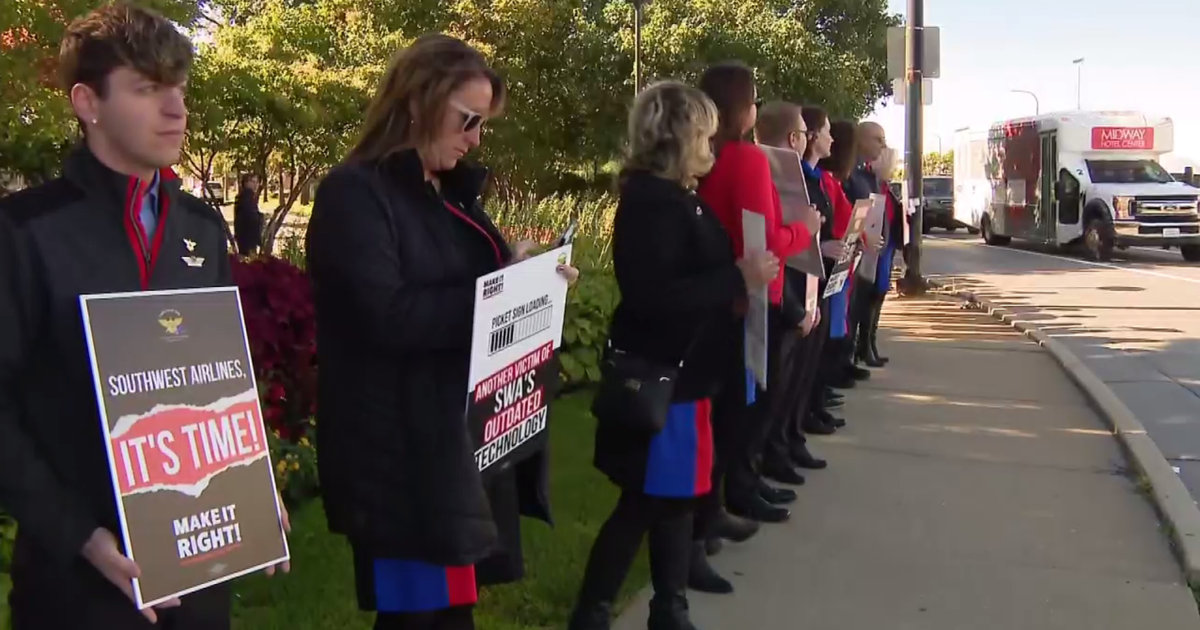 Southwest, United flight attendants picket in Chicago; expert says they have a lot of leverage - CBS Chicago