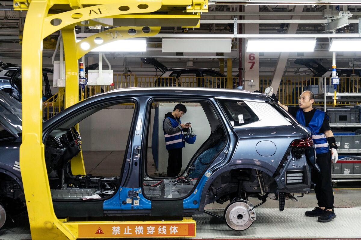 BYD Climbs as Exports Help Sales; Nio Drops on Sluggish Demand