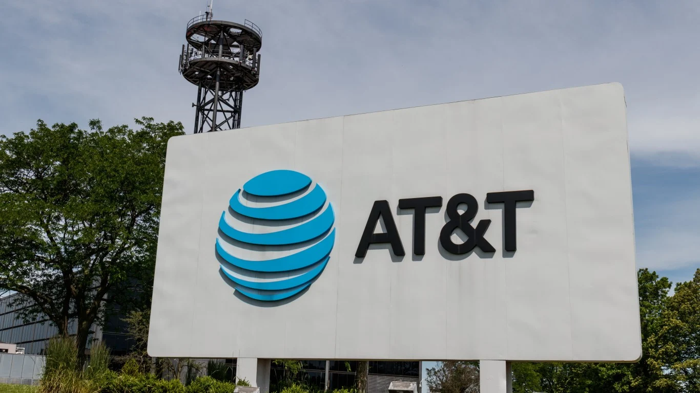 This Cash-Rich Telecom Anchor Is an Unbeatable Haven for Retirees