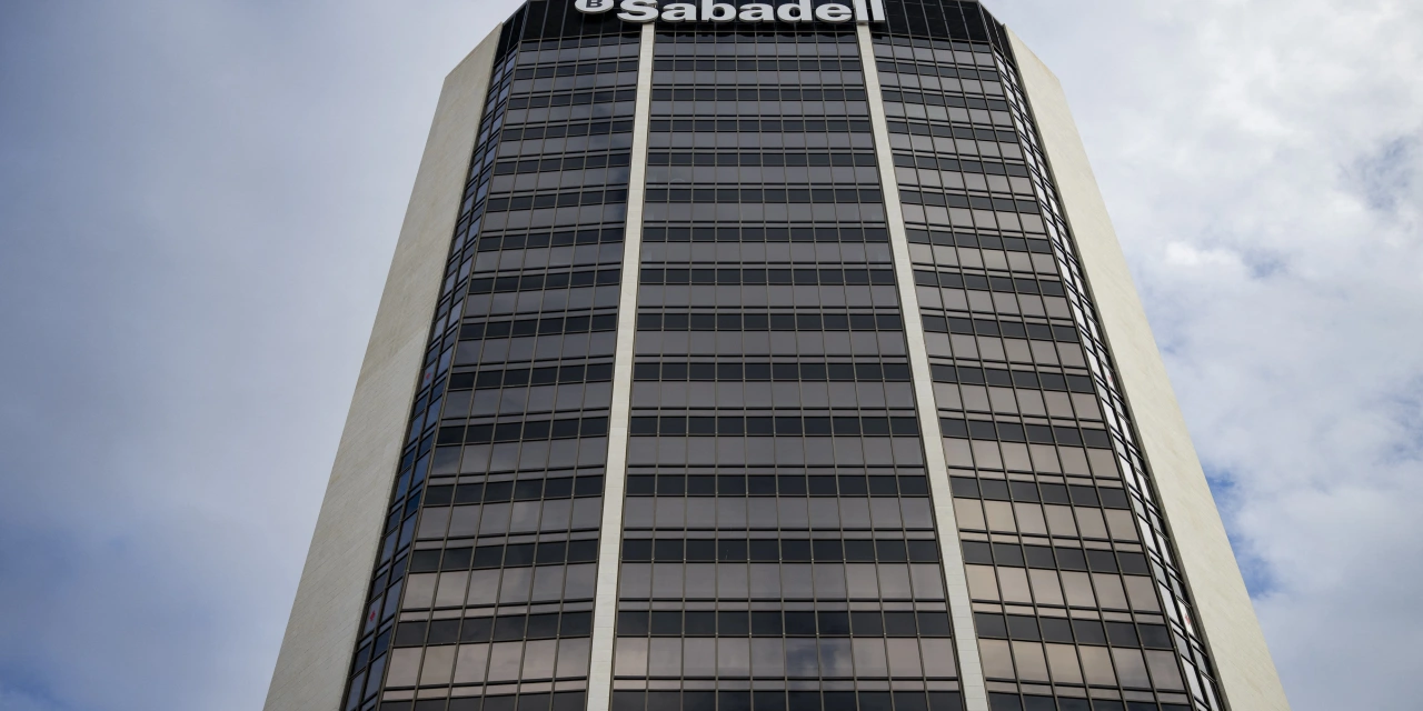 Banco de Sabadell Posts Lower Net Profit, But Sees Targets on Track