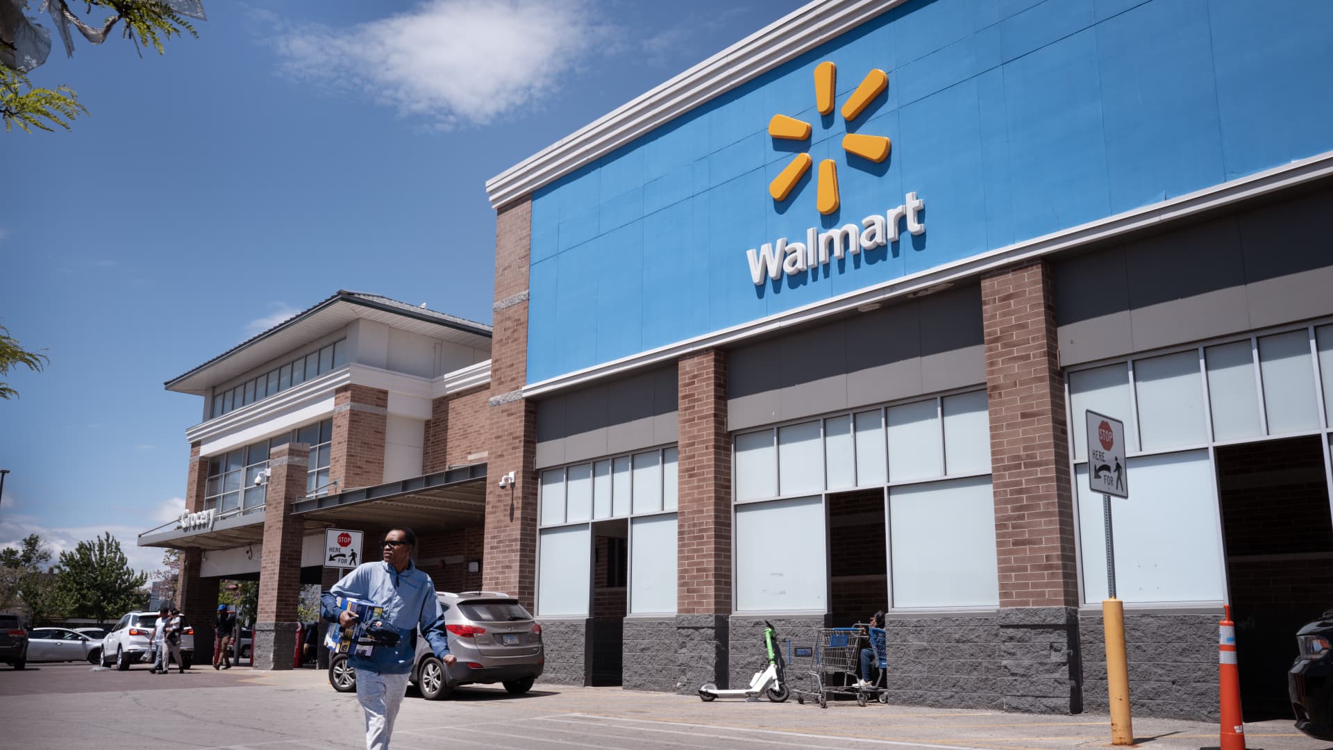 Walmart to report first-quarter earnings before the bell. Here's what Wall Street expects