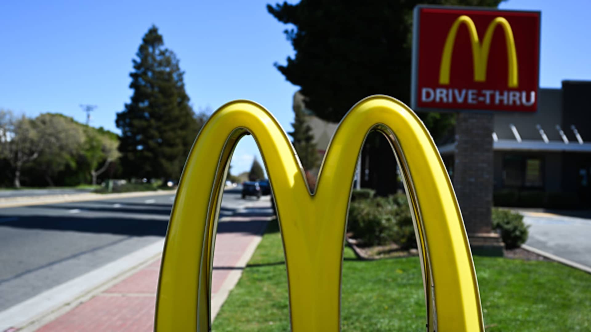 McDonald's franchisee group says new California fast food bill will cause 'devastating financial blow'