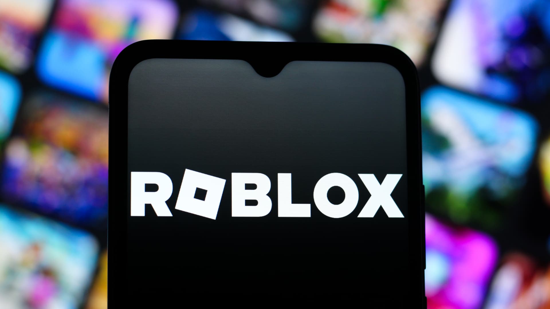 Roblox shares plummet 18% as child safety measures weigh on bookings